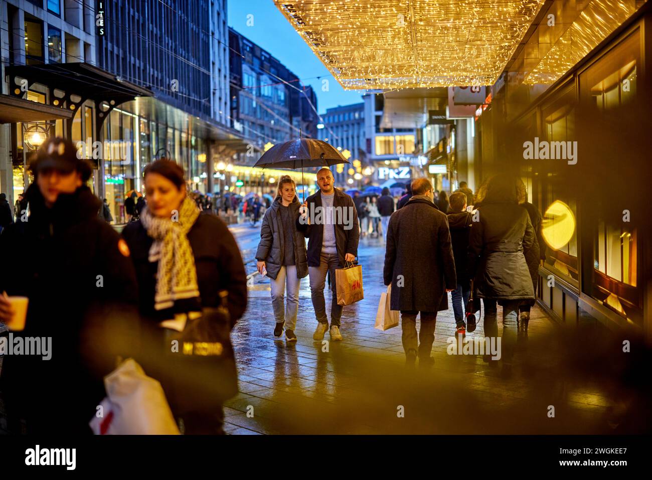 Genève ville en Suisse Rue de Rive shopping sous la pluie Banque D'Images