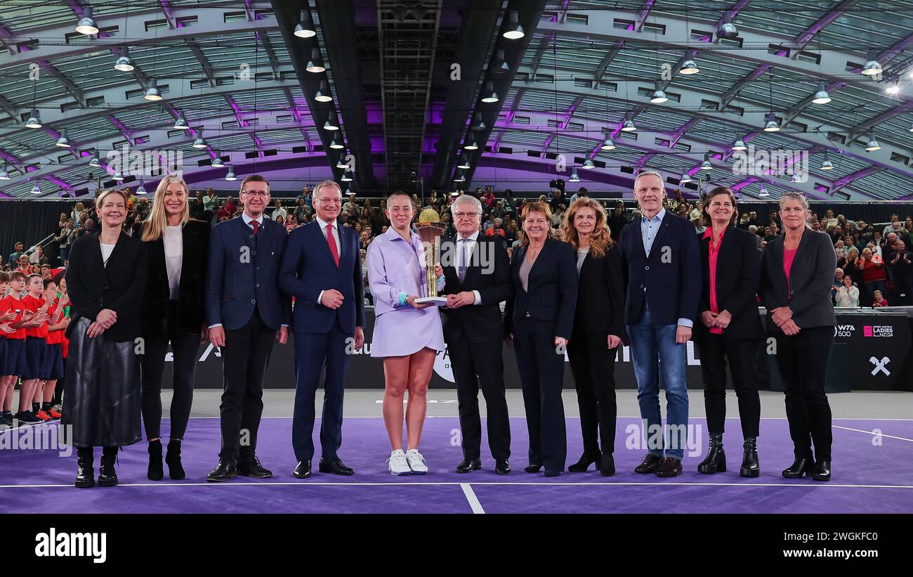 Linz, haute-Autriche, Autriche. 5 février 2024. U.A. Jelena Ostapenko (LAT), Sandra Reichel (AUT) - Directrice du tournoi, Barbara Schett (AUT) - Ambassadrice du tournoi, Mag. Thomas Stelzer (AUT), Markus Achleitner (AUT), Klaus Luger, Karin Hoerzing (AUT), Dr Jutta Rinner (AUT), Mag. Othmar Nagl (AUT), Mariana Alves (POR) - superviseure de la WTA, Sabine Schulz (GER) - arbitre pendant la haute Autriche Ladies Linz - Tennis féminin, WTA500 (crédit image : © Mathias Schulz/ZUMA Press Wire) USAGE ÉDITORIAL SEULEMENT! Non destiné à UN USAGE commercial ! Banque D'Images