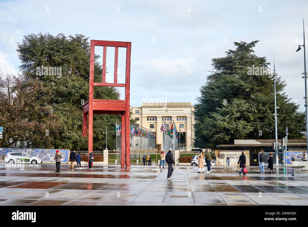 Genève ville en Suisse Broken chair sculpture monumentale en bois dessinée par Daniel Berset, et construite par le charpentier Louis Genève Banque D'Images