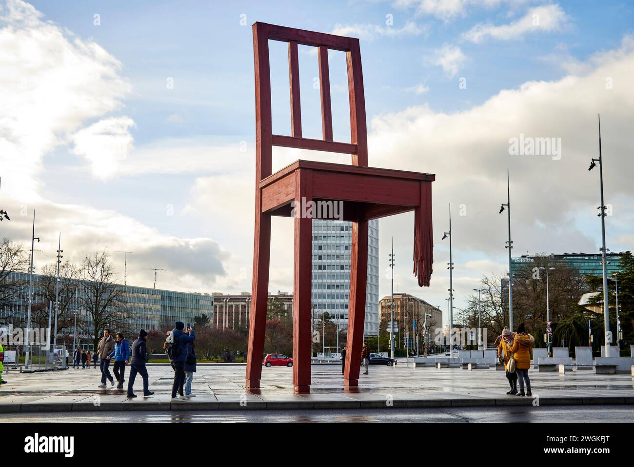 Genève ville en Suisse Broken chair sculpture monumentale en bois dessinée par Daniel Berset, et construite par le charpentier Louis Genève Banque D'Images