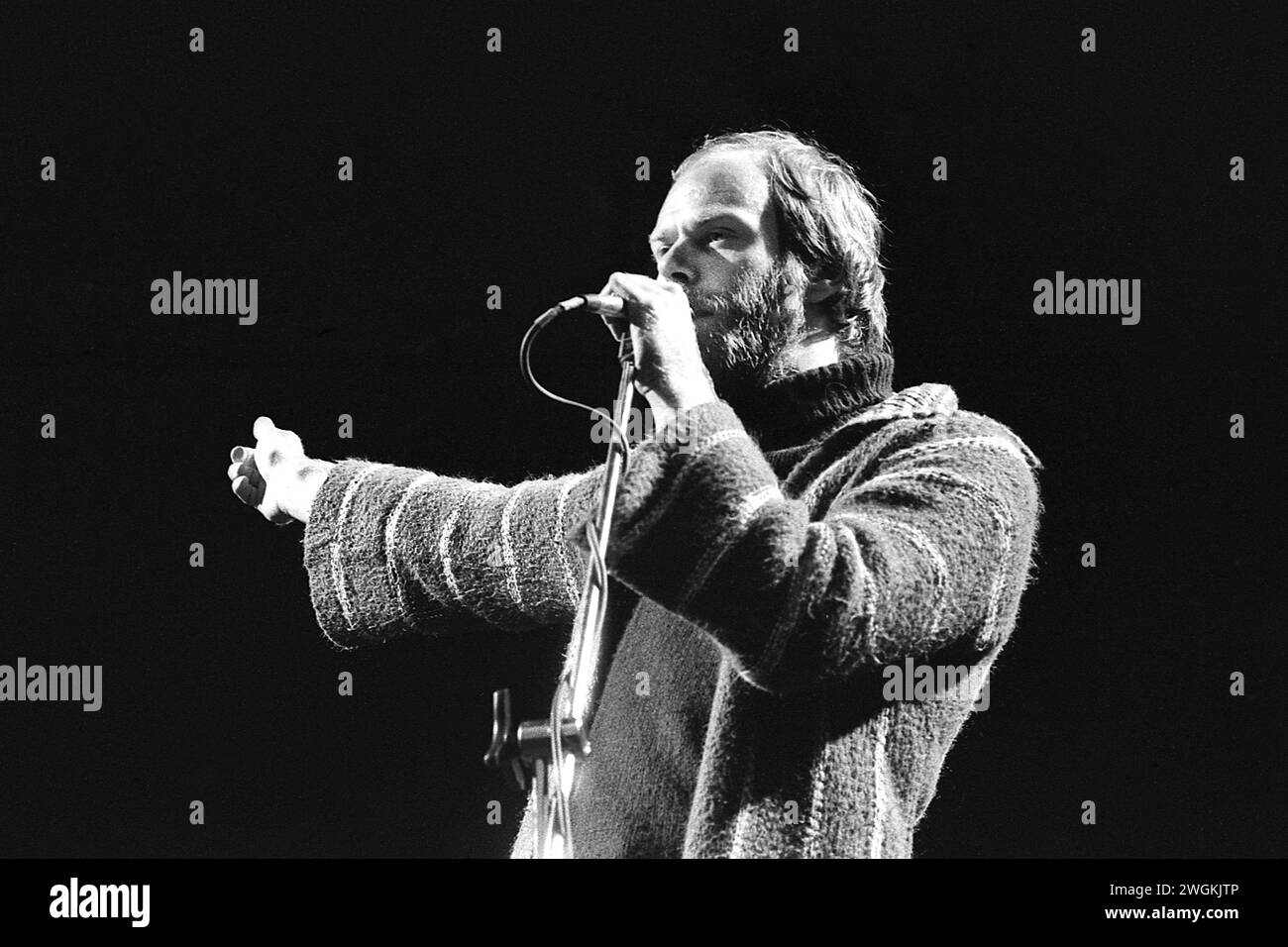 Bob Harris présente Queen au concert de Cardiff Castle 10/9/1976 Banque D'Images