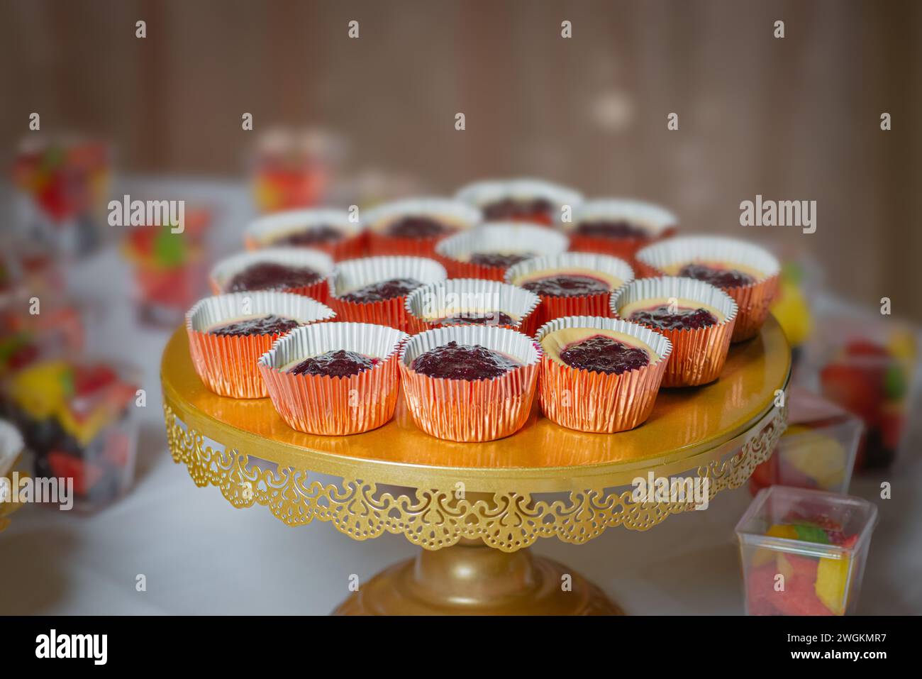 Petites tartes à tarte à cheesecake tasses Finger food Berry confiture party snack Banque D'Images