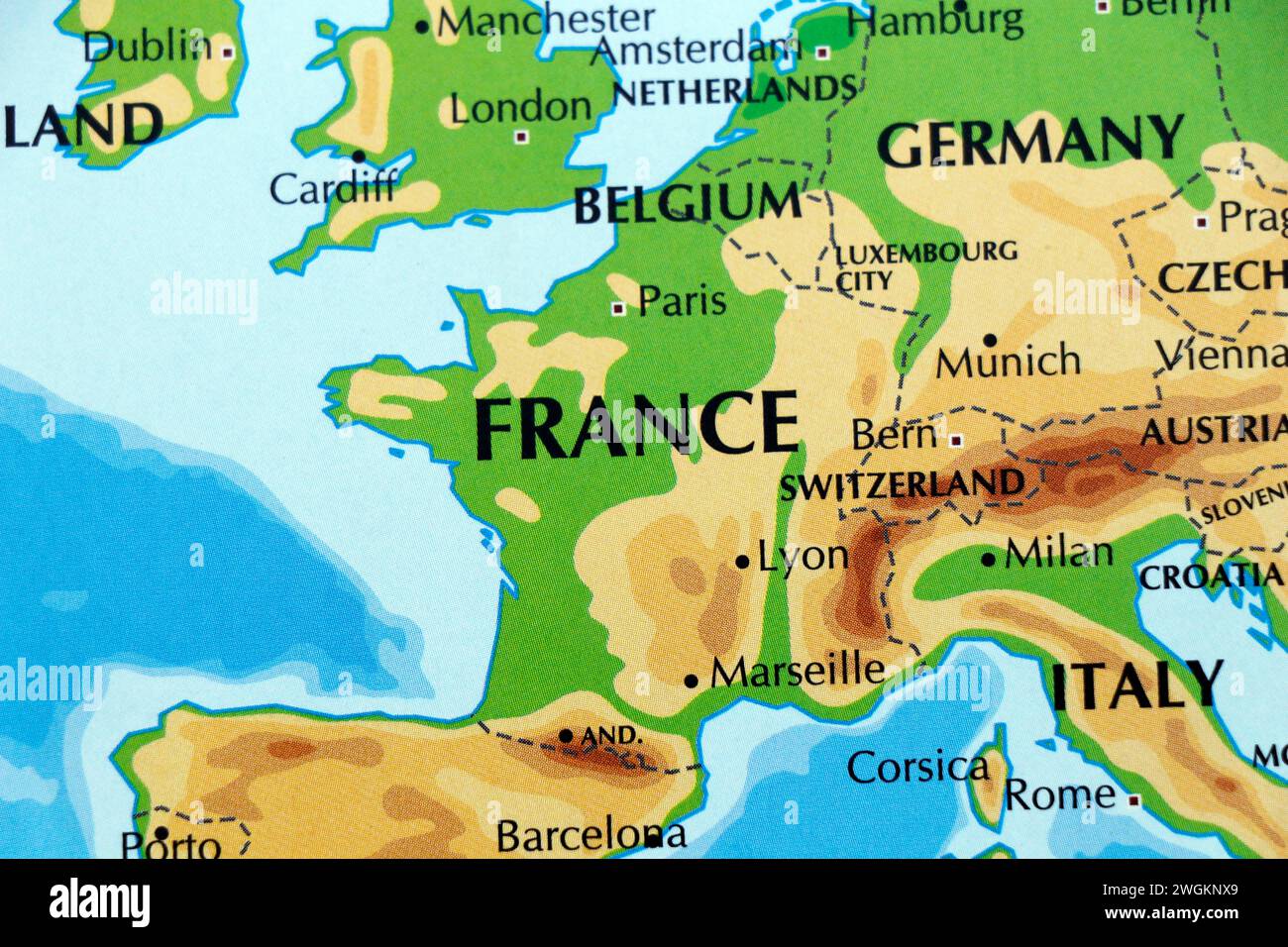 carte du monde ou atlas avec les pays européens, france allemagne belgique et italie en focus Banque D'Images