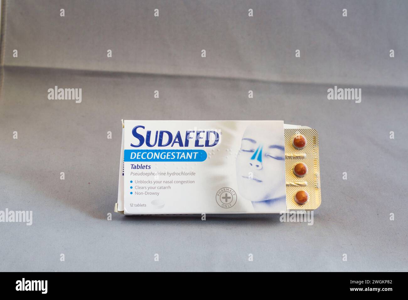 Ouvrir la boîte de comprimés de décongestionnant Sudafed avec l'ingrédient actif chlorhydrate de pseudophédrine Banque D'Images