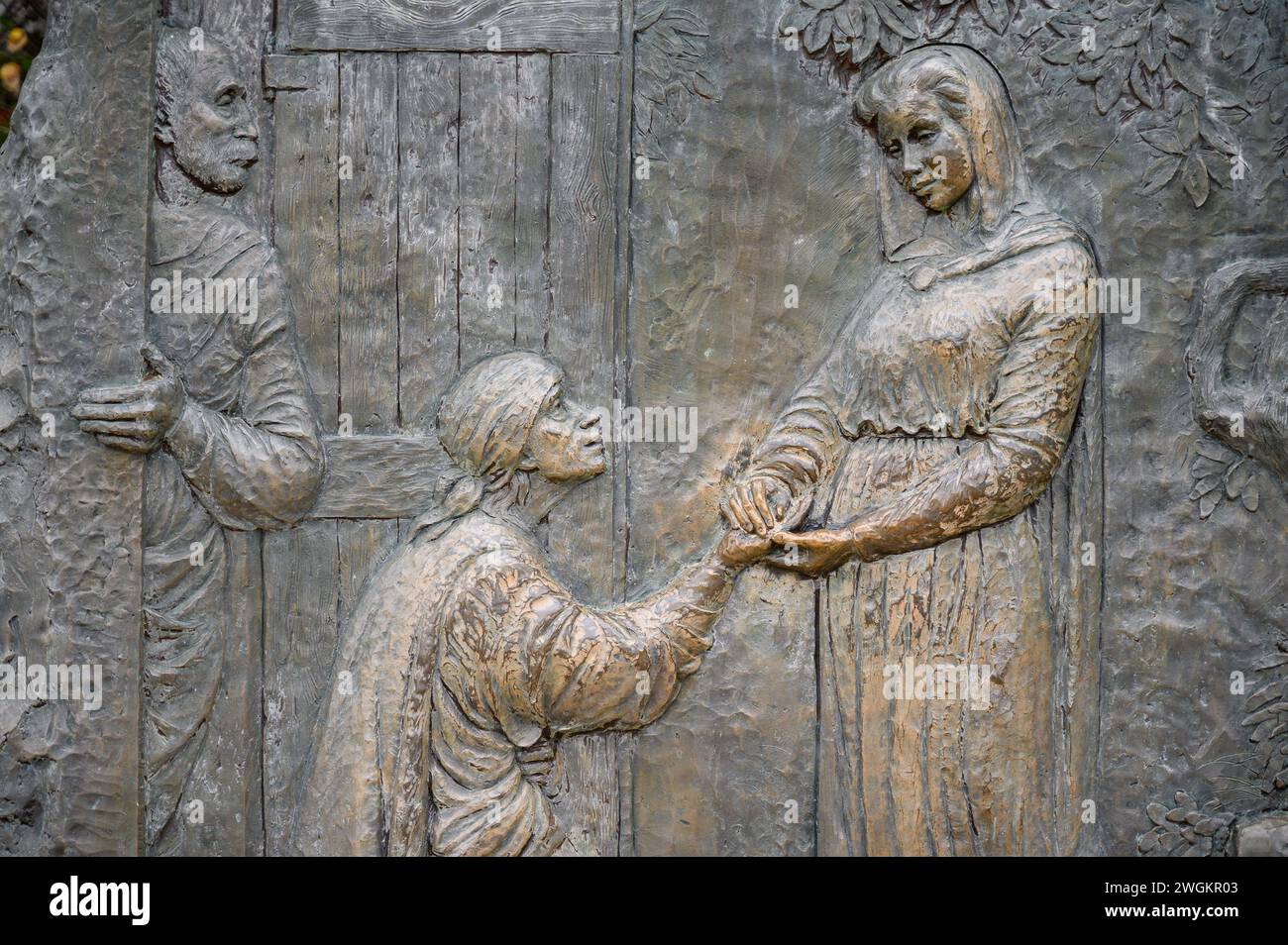 La Visitation – deuxième mystère joyeux du Rosaire. Sculpture en relief sur le mont Podbrdo (la colline des apparitions) à Medjugorje. Banque D'Images