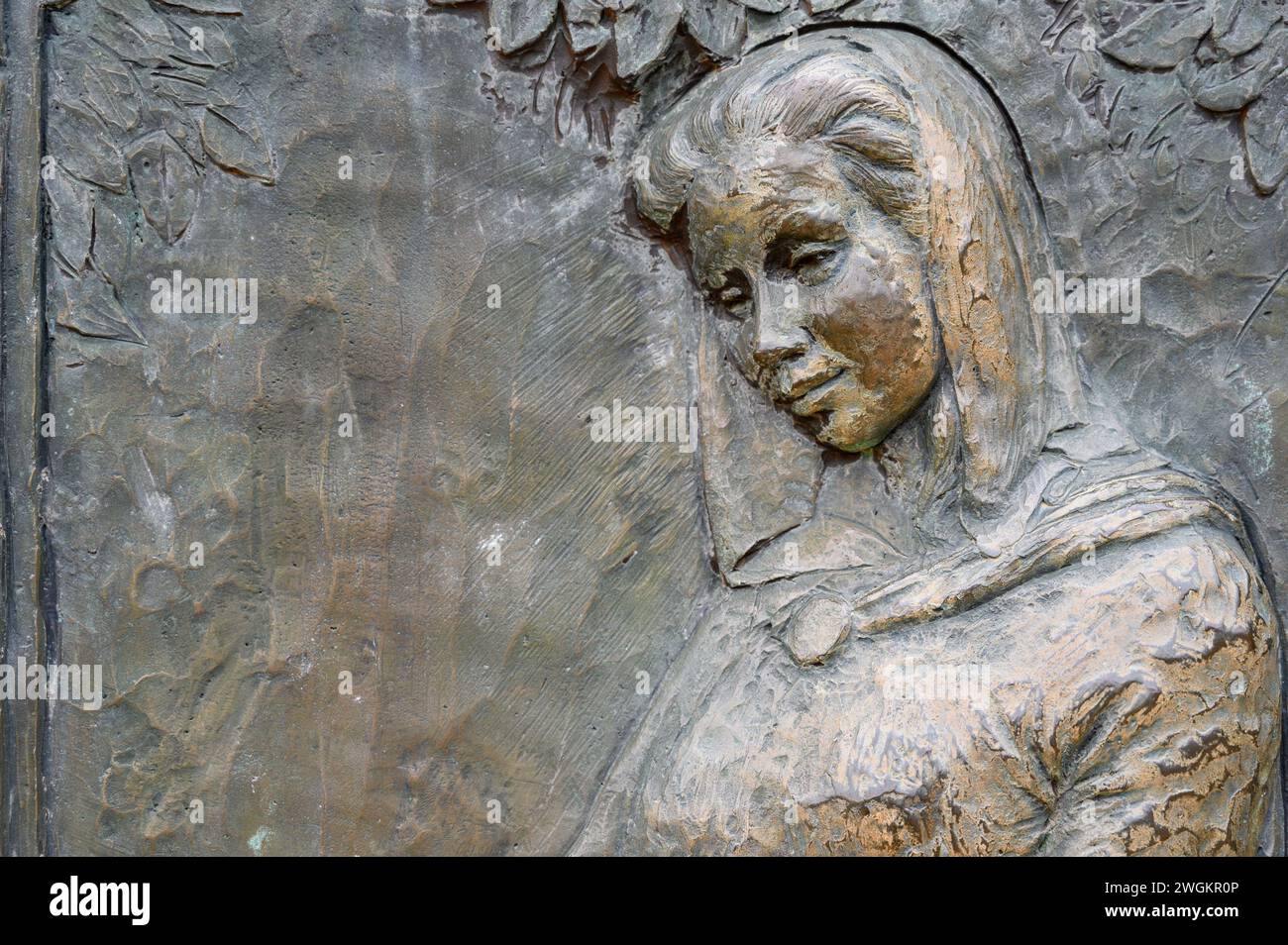 La Visitation – deuxième mystère joyeux du Rosaire. Sculpture en relief sur le mont Podbrdo (la colline des apparitions) à Medjugorje. Banque D'Images