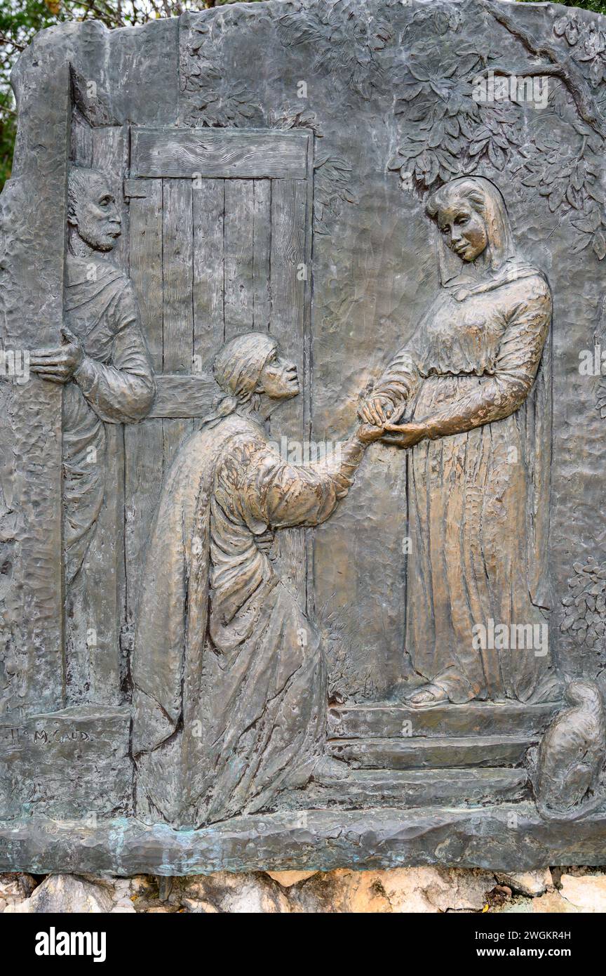 La Visitation – deuxième mystère joyeux du Rosaire. Sculpture en relief sur le mont Podbrdo (la colline des apparitions) à Medjugorje. Banque D'Images