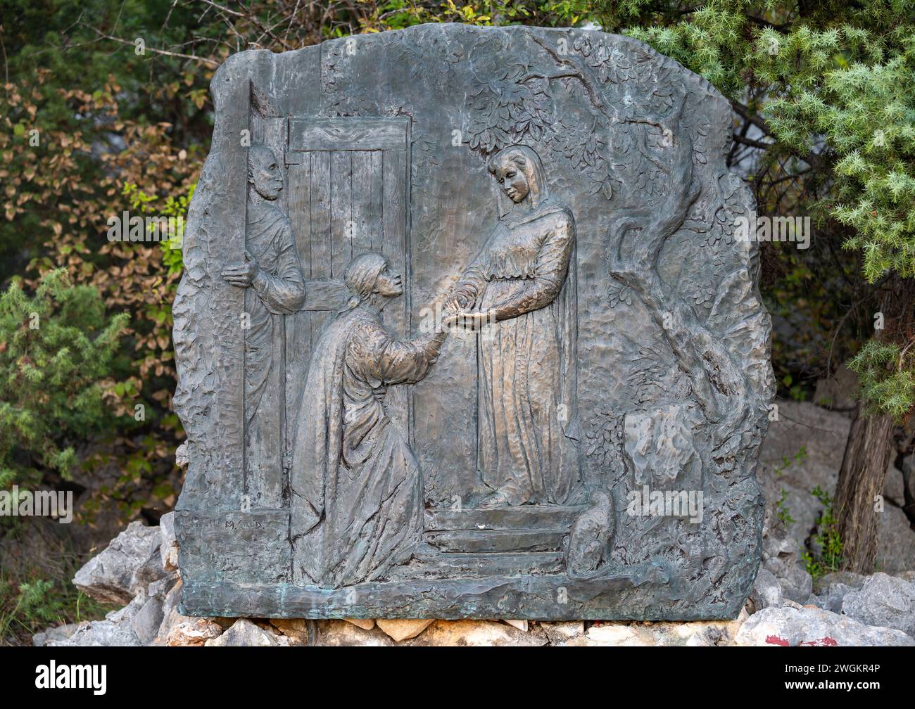 La Visitation – deuxième mystère joyeux du Rosaire. Sculpture en relief sur le mont Podbrdo (la colline des apparitions) à Medjugorje. Banque D'Images