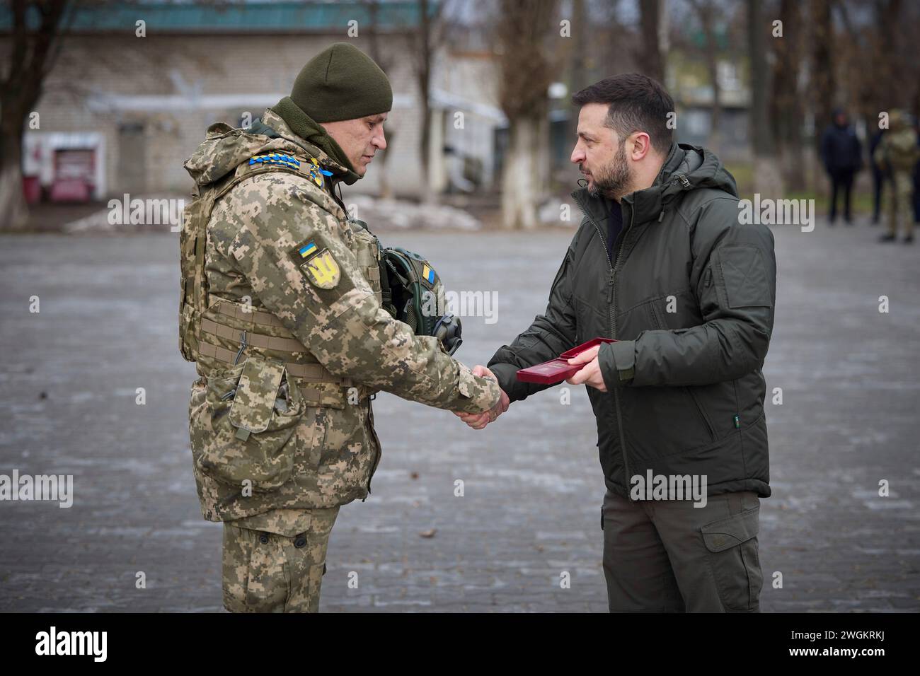 Dnipro, Ukraine. 05th Feb, 2024. Le président ukrainien Volodymyr Zelenskyy, à droite, remet une médaille militaire à un soldat de la Direction régionale de l’est des Forces de défense territoriale lors d’une visite à un centre d’entraînement militaire pour les forces de défense aérienne, le 5 février 2024 dans l’oblast de Dnipropetrovsk, en Ukraine. Crédit : Pool photo/Bureau de presse présidentiel ukrainien/Alamy Live News Banque D'Images
