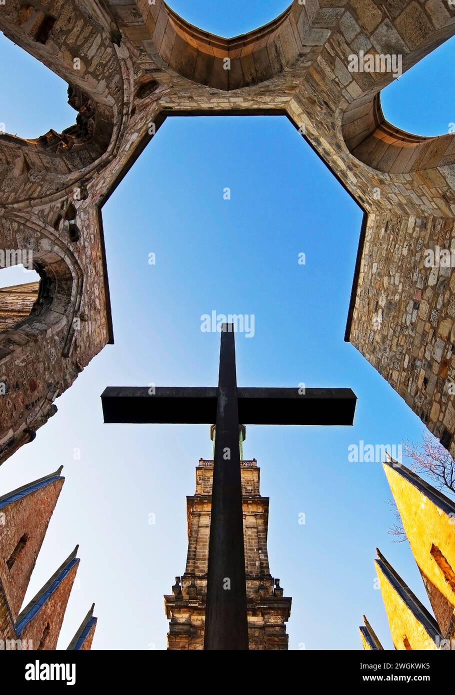 Aegidienkirche avec croix d'abside, non reconstruite, mémorial aux victimes de la guerre et de la violence, Allemagne, basse-Saxe, Hanovre Banque D'Images