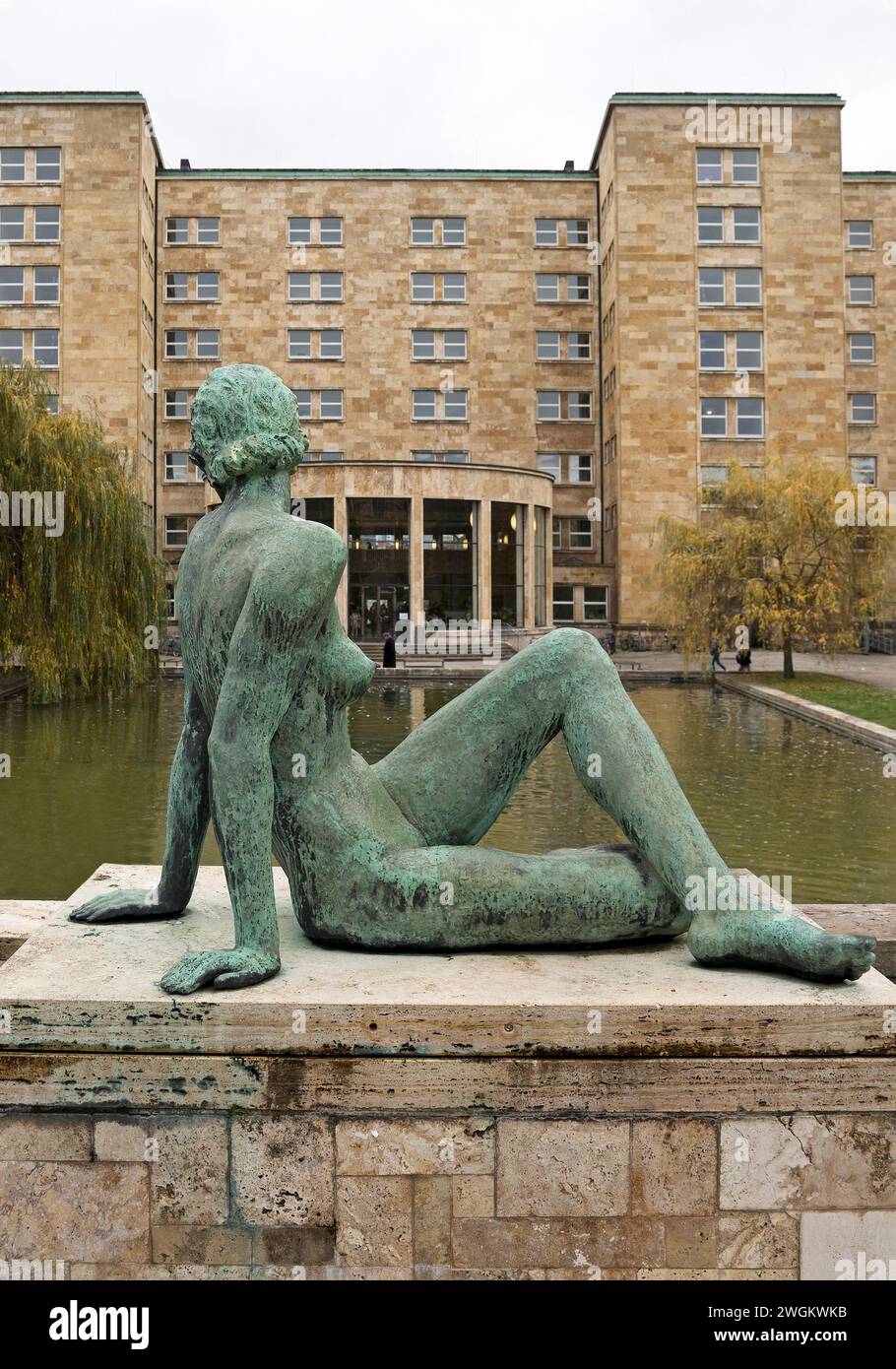 Figurine en bronze 'Am Wasser' sur le campus de l'Université Goethe, Allemagne, Hesse, Francfort-sur-le-main Banque D'Images