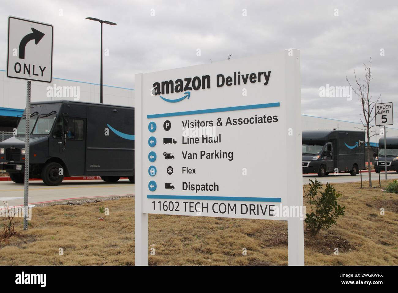 San Antonio, États-Unis. 05th Feb, 2024. Affichage directionnel Amazon Delivery à l'extérieur de l'usine DSX8 située au 11602 Tech COM Drive à San Antonio, Texas, États-Unis, le 5 février 2024. Amazon a été fondée en 1994 et est maintenant le deuxième plus grand employeur privé en Amérique. (Photo de Carlos Kosienski/Sipa USA) crédit : Sipa USA/Alamy Live News Banque D'Images