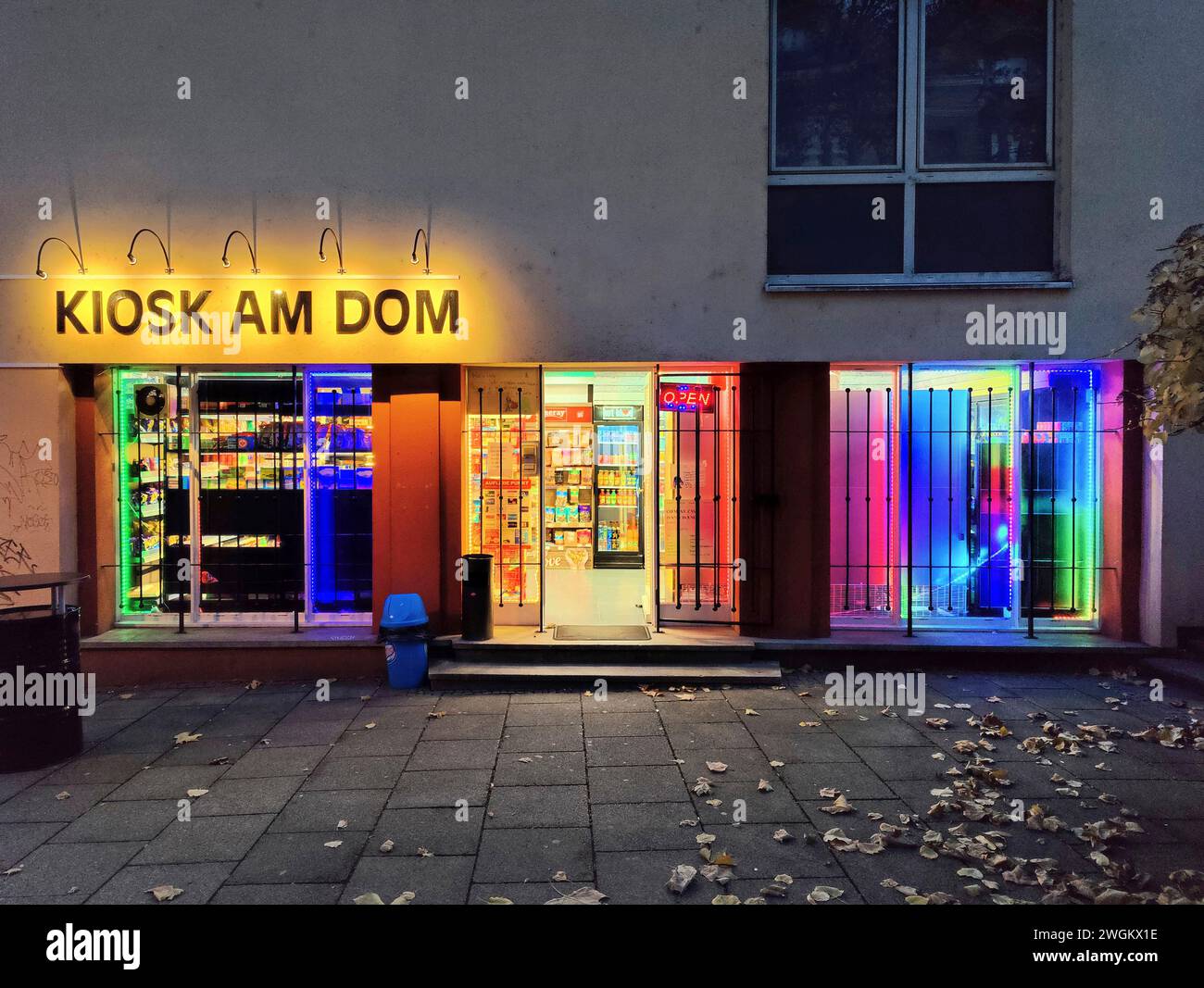 Kiosk am Dom illuminé dans la soirée, Allemagne, Hesse, Francfort-sur-le-main Banque D'Images