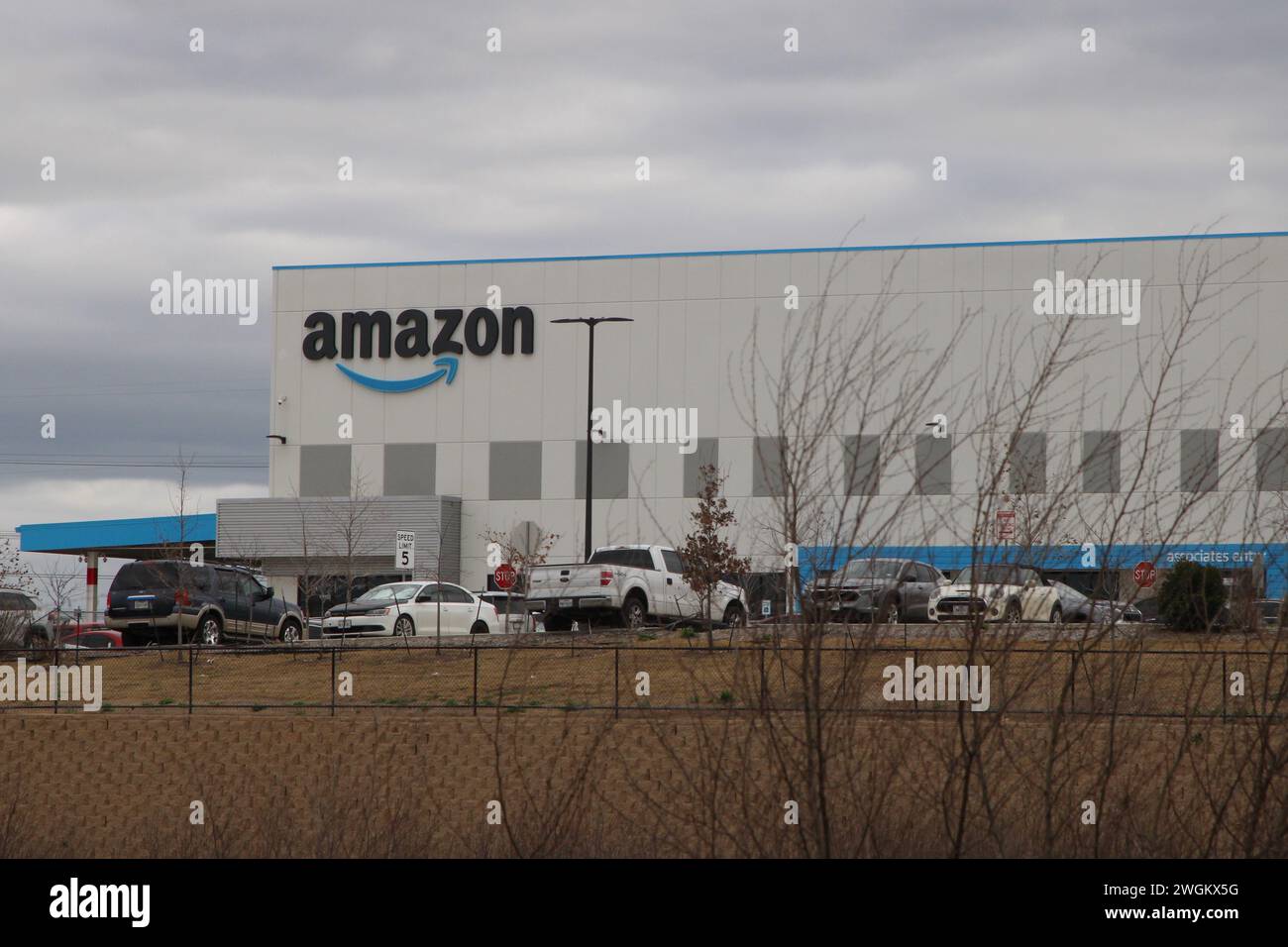 San Antonio, États-Unis. 05th Feb, 2024. Vue extérieure et signalisation à l'extérieur de l'usine DSX8 Amazon au 11602 Tech COM Drive à San Antonio, Texas, États-Unis, le 5 février 2024. Amazon a été fondée en 1994 et est maintenant le deuxième plus grand employeur privé en Amérique. (Photo de Carlos Kosienski/Sipa USA) crédit : Sipa USA/Alamy Live News Banque D'Images