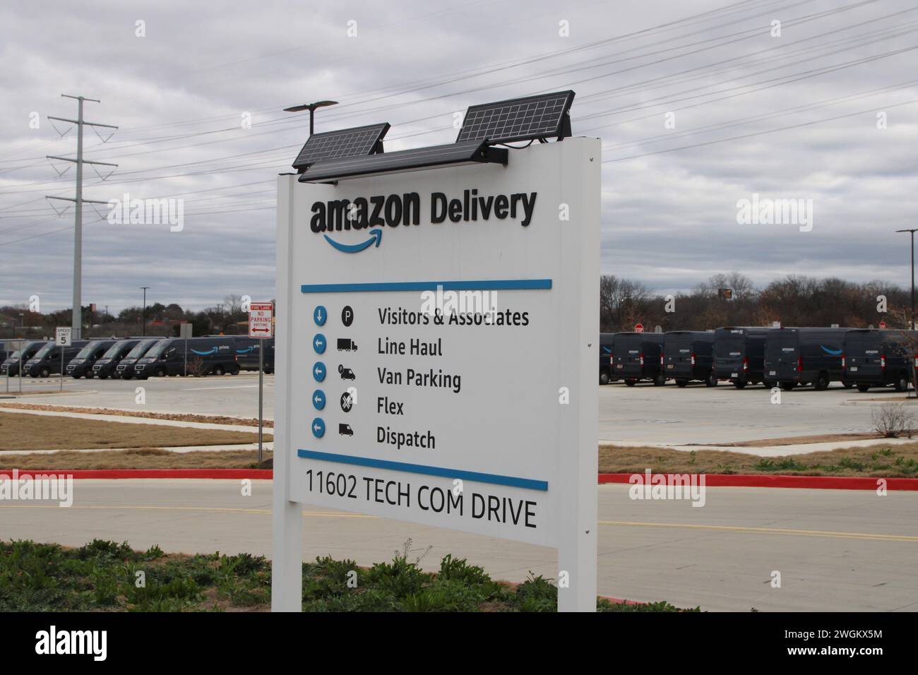 San Antonio, États-Unis. 05th Feb, 2024. Affichage directionnel Amazon Delivery à l'extérieur de l'usine DSX8 située au 11602 Tech COM Drive à San Antonio, Texas, États-Unis, le 5 février 2024. Amazon a été fondée en 1994 et est maintenant le deuxième plus grand employeur privé en Amérique. (Photo de Carlos Kosienski/Sipa USA) crédit : Sipa USA/Alamy Live News Banque D'Images