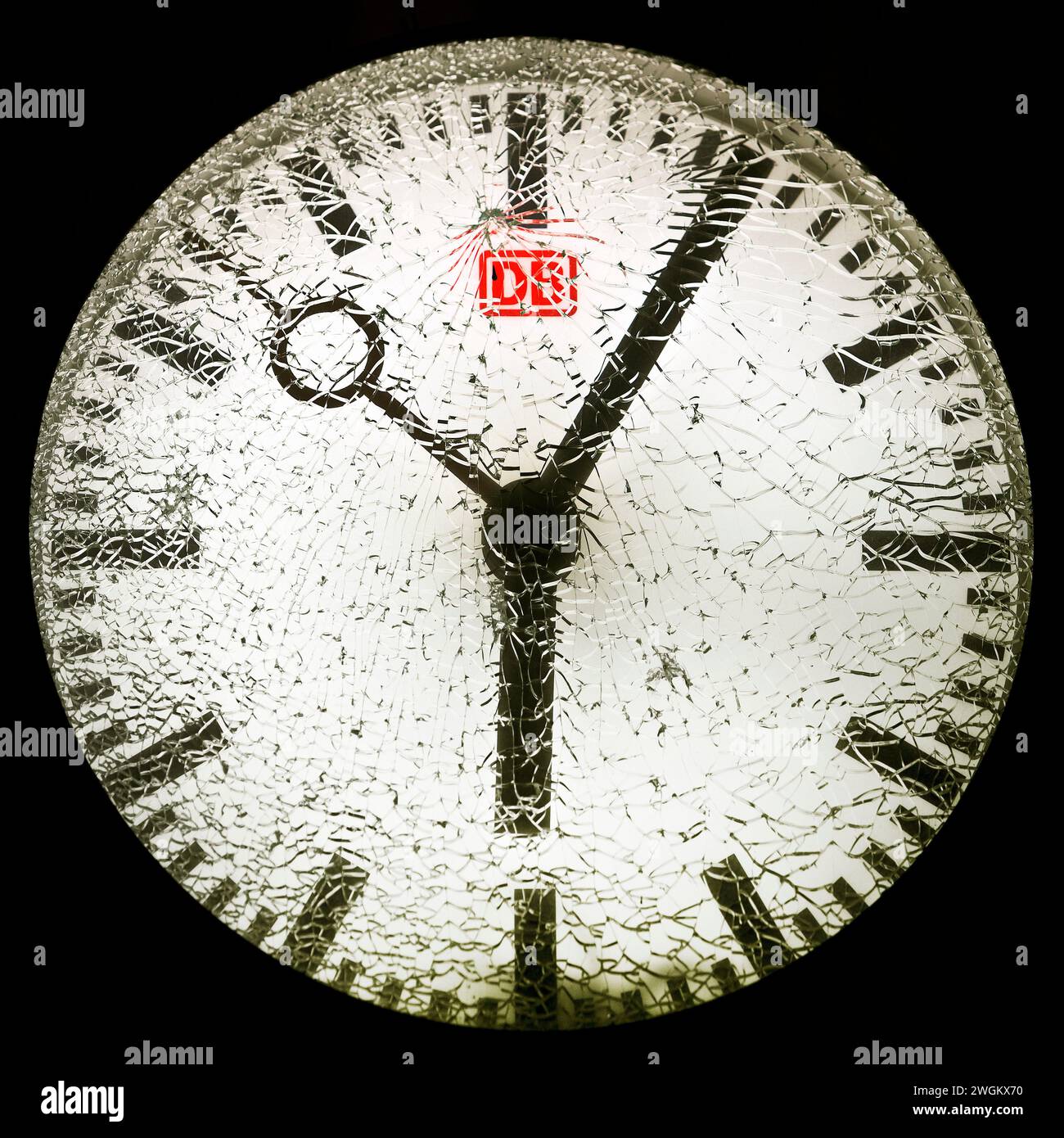 Verre brisé sur une horloge de gare la nuit, Allemagne, Rhénanie du Nord-Westphalie, région de la Ruhr, Witten Banque D'Images