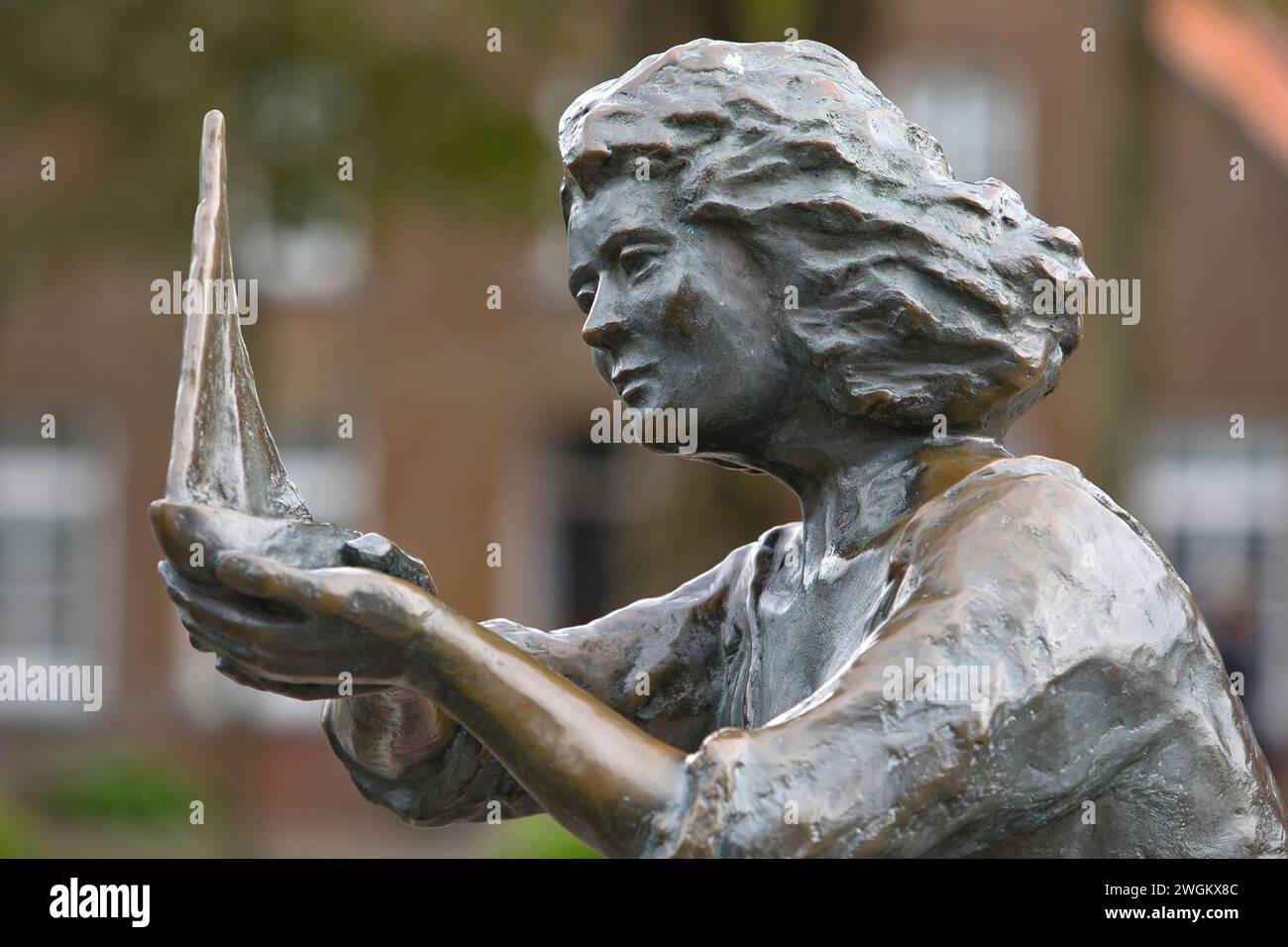 Sculpture Caroline berce un navire à la sécurité, Allemagne, basse-Saxe, Frise orientale, Carolinensiel Banque D'Images