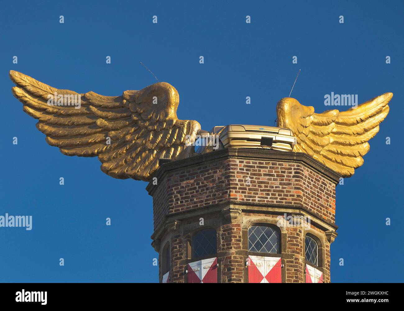 L'oiseau d'Or, voiture volante sur la tour d'escalier de l'armurerie, Allemagne, Rhénanie du Nord-Westphalie, Cologne Banque D'Images