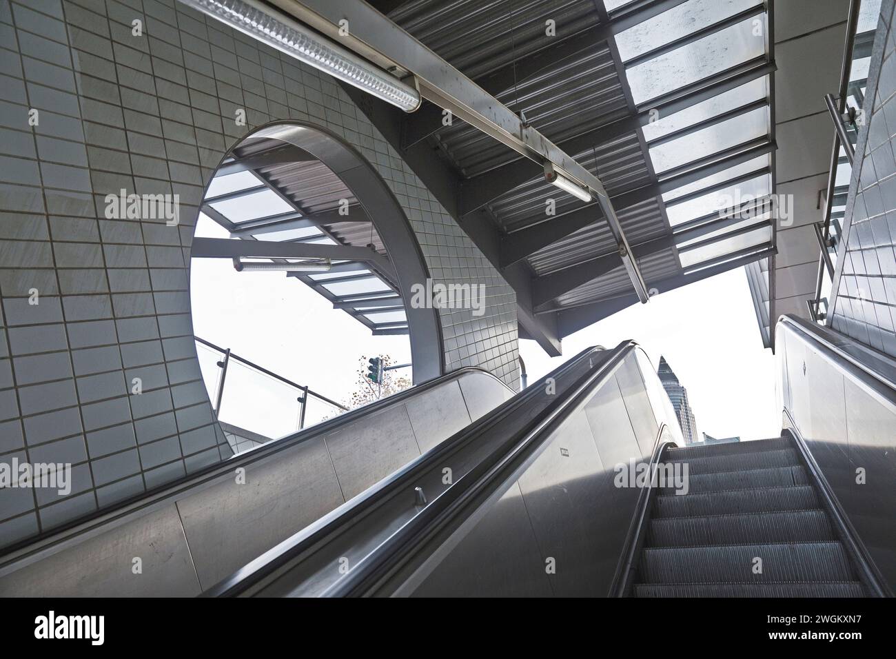 Escalator Bockenheimer Warte station de métro, Allemagne, Hesse, Francfort-sur-le-main Banque D'Images