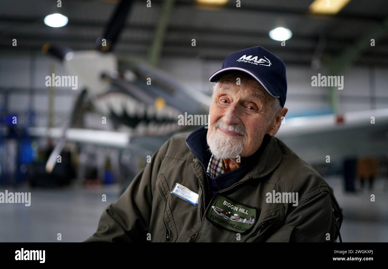 Jack Hemmings AFC, 102 ans, lors d’entrevues avant de piloter un avion Spitfire pour marquer le 80e anniversaire de l’association caritative militaire Mission Aviation Fellowship (MAF). L'ancien chef d'escadron de la RAF et pionnier du MAF, le plus grand service aérien humanitaire au monde, espère devenir le plus vieux Britannique à voler dans un craché. M. Hemmings, qui habite chez lui à Horam, Sussex, a eu accès à l'emblématique Heritage Hanger à Londres Biggin Hill, et prendra le ciel dans les avions britanniques les plus appréciés de la seconde Guerre mondiale pour recueillir des fonds pour MAF, l'organisme de bienfaisance qu'il a co-fondé il y a près de 80 ans. Date d'image Banque D'Images