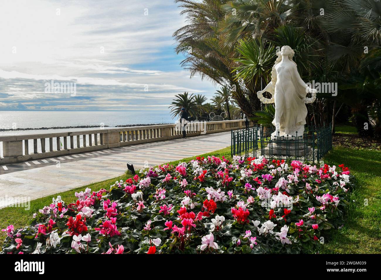 Statue du printemps, symbole de la ville pour son climat doux, sur la promenade de l'impératrice, promenade dédiée à l'impératrice de Russie, Sanremo, Ligurie, Italie Banque D'Images