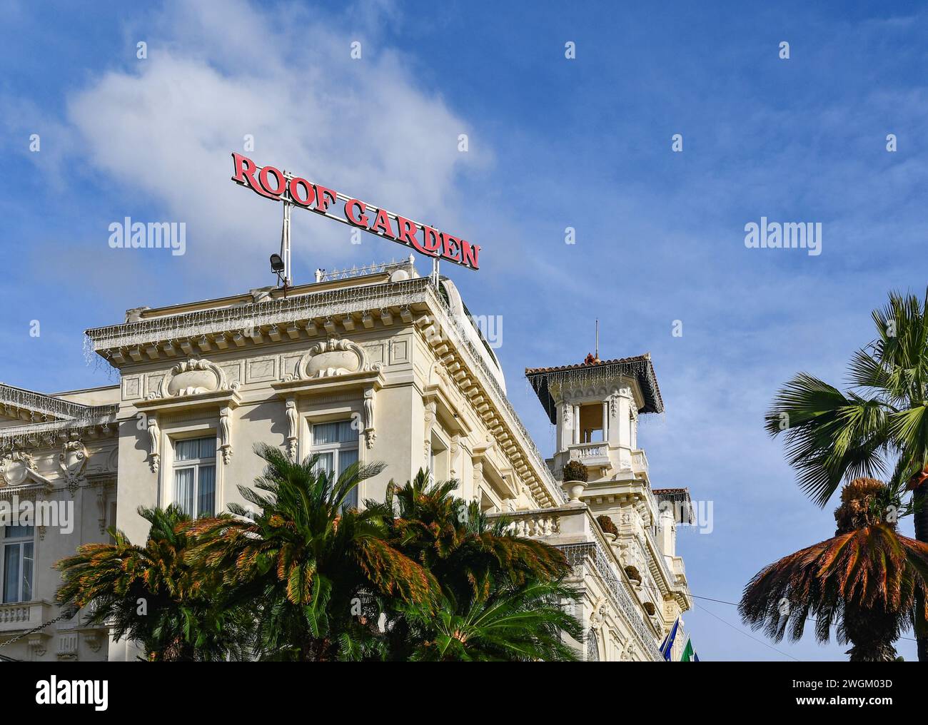 Casino municipal (1905) avec le signe de l'exclusif Roof Garden, qui offre des spectacles et soirée musicale par l'artiste international, Sanremo, Italie Banque D'Images