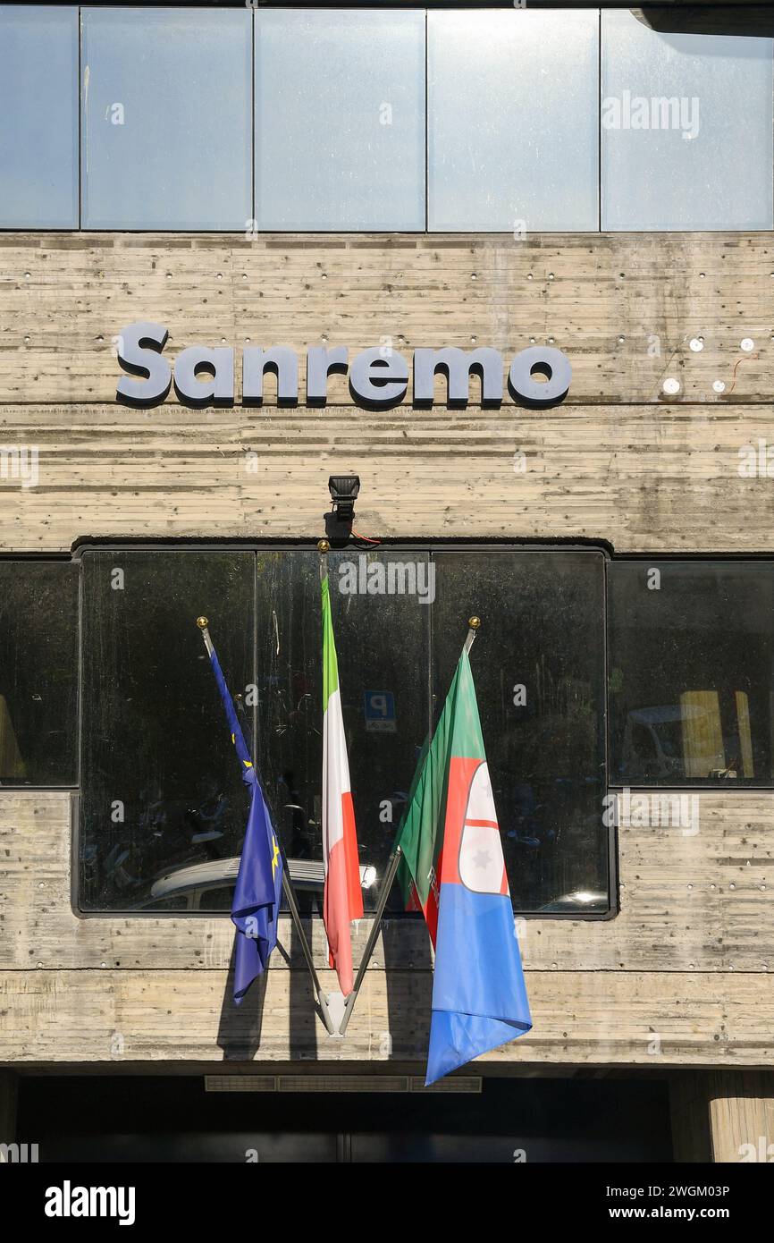 Façade de la gare a ouvert en 2001 lorsque le chemin de fer côtier a été déplacé à l'intérieur de la ville avec une double voie, Sanremo, Imperia, Ligurie, Italie Banque D'Images