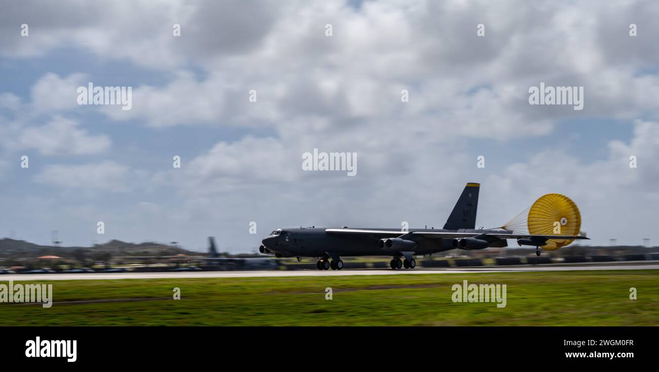 Un B-52H Stratofortress affecté au 69th Expeditionary Bomb Squadron atterrit à Andersen Air Force base, Guam, le 1er février 2024. Les déploiements de la Force opérationnelle de bombardiers, tels que ceux-ci, renforcent l'état de préparation et la formation nécessaires pour faire face à toute crise ou défi possible dans le monde entier. (Photo de l'US Air Force par Airman 1st Class Alyssa Bankston) Banque D'Images