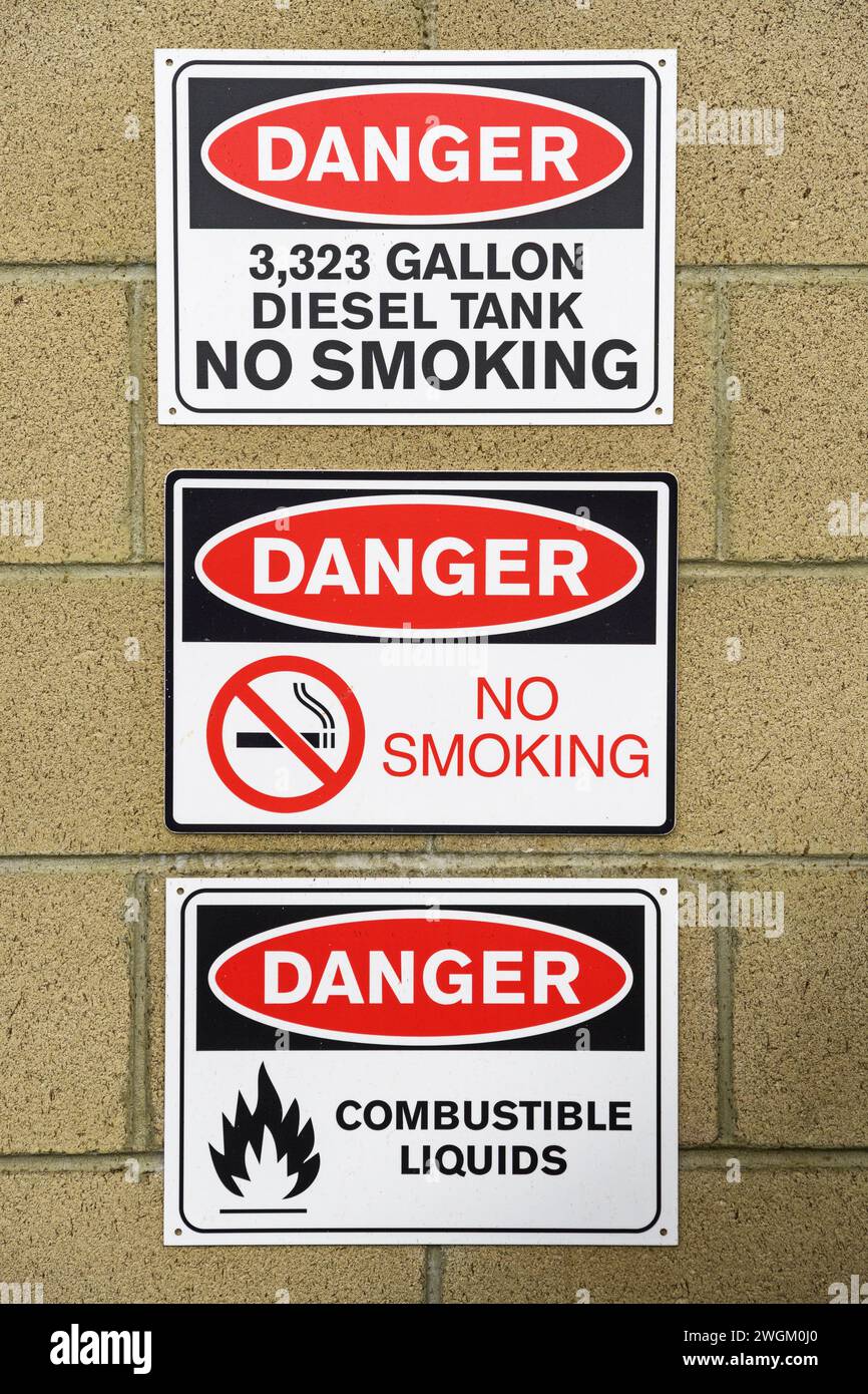 panneaux de danger pour le carburant deisel ne pas fumer et les liquides combustibles sur le mur du bloc Banque D'Images