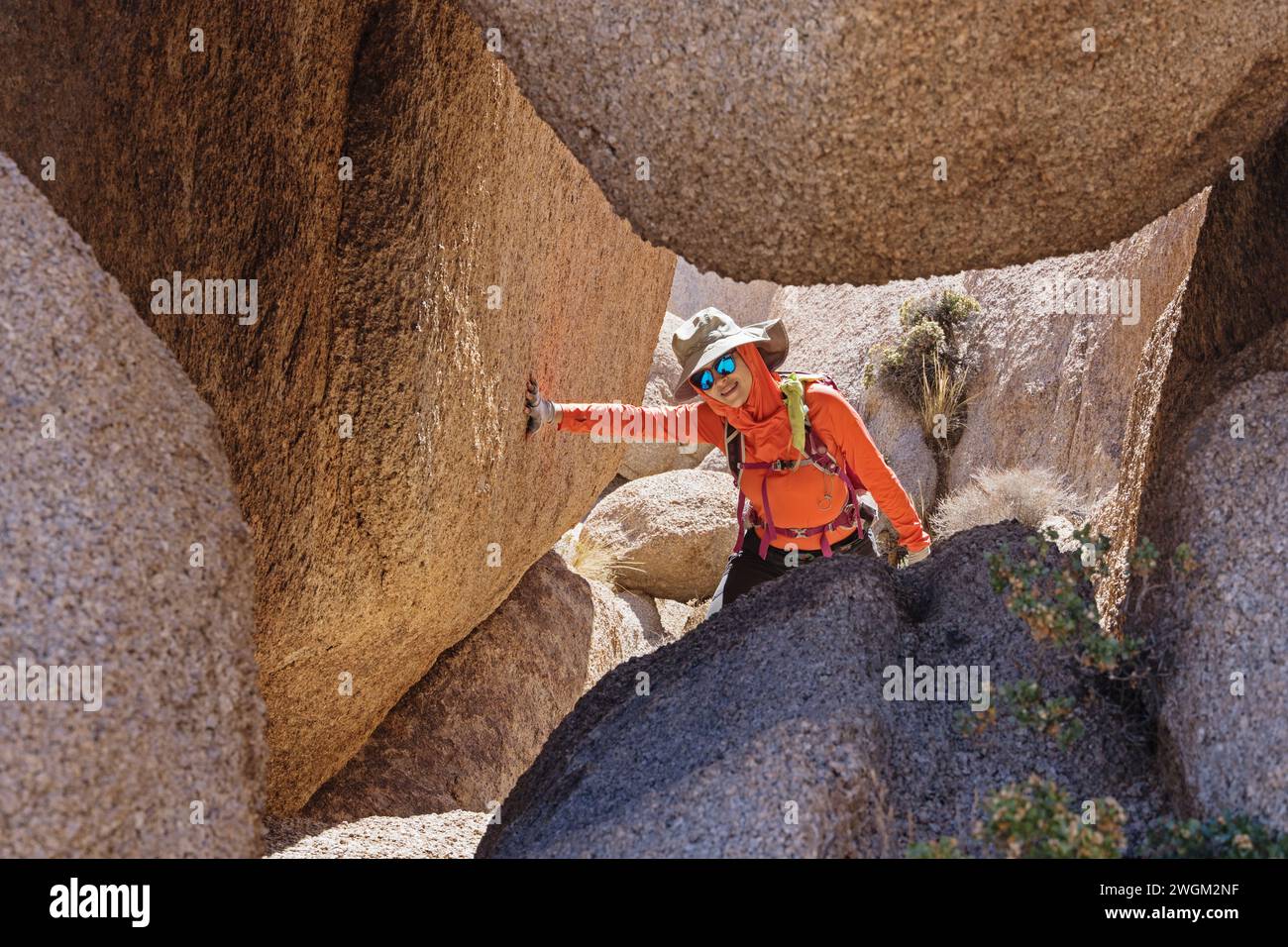 Femme randonneur de jour dans le Monument national Avi Kwa Ame souriant sous un rocher de granit géant Banque D'Images
