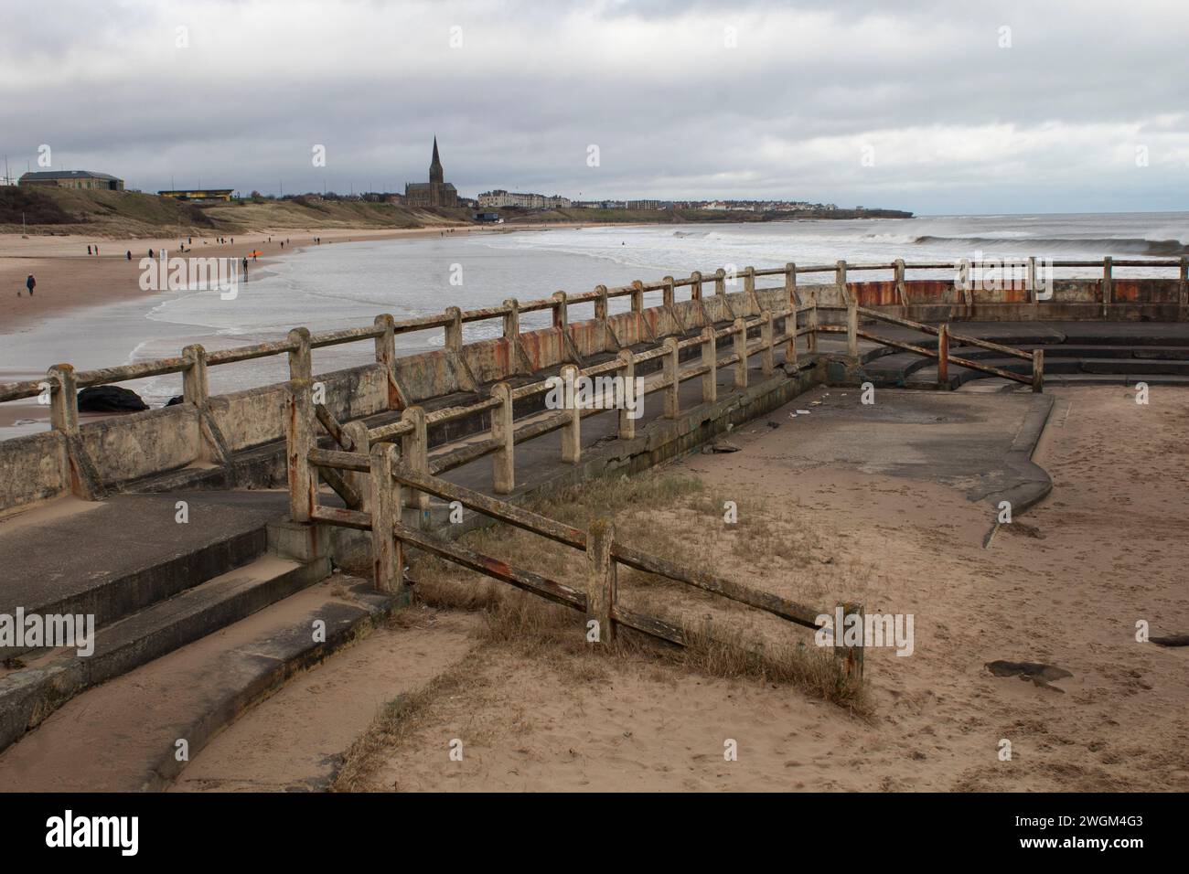 Les vestiges en décomposition de la piscine extérieure de Tynemouth, un bassin de marée d'eau salée des années 1920, à l'extrémité sud de la plage de Tynemouth Longsands en Angleterre Banque D'Images