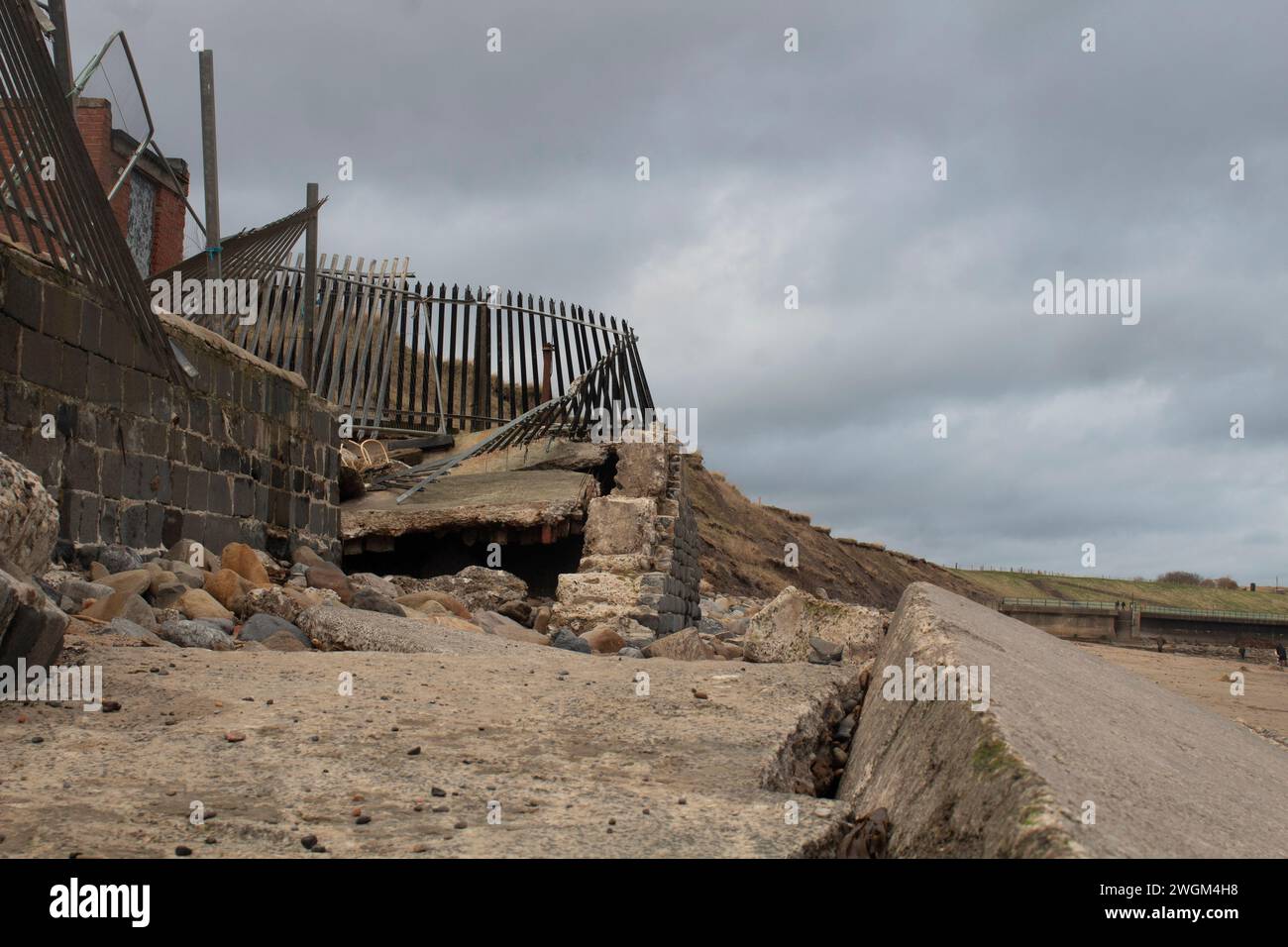 Sentier est tombé sur la plage dans le cadre de l'érosion côtière sur la plage de Tynemouth, Angleterre Royaume-Uni Banque D'Images