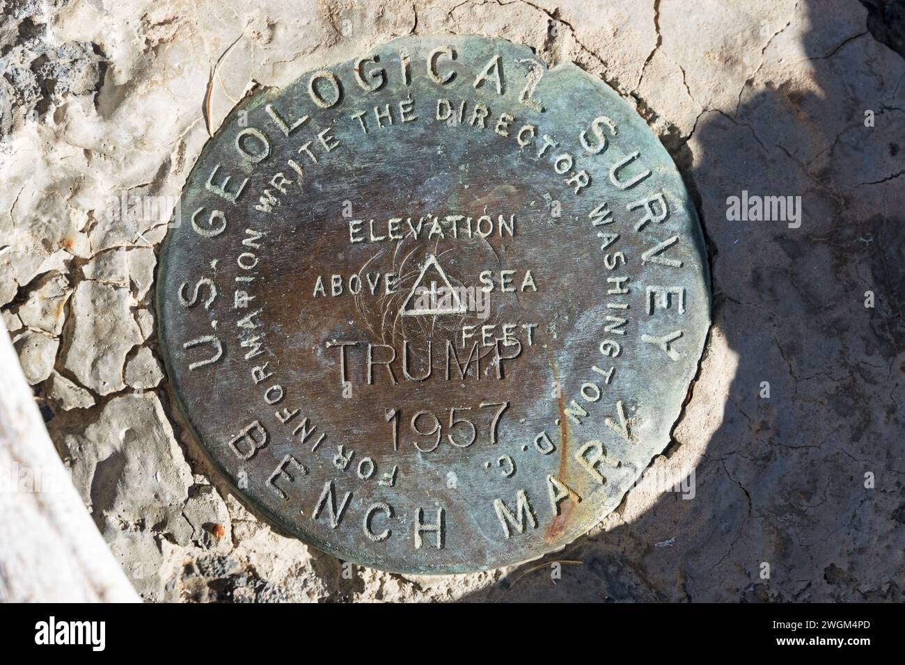 Benchmark étiqueté Trump 1957 au sommet de High Peak Banque D'Images