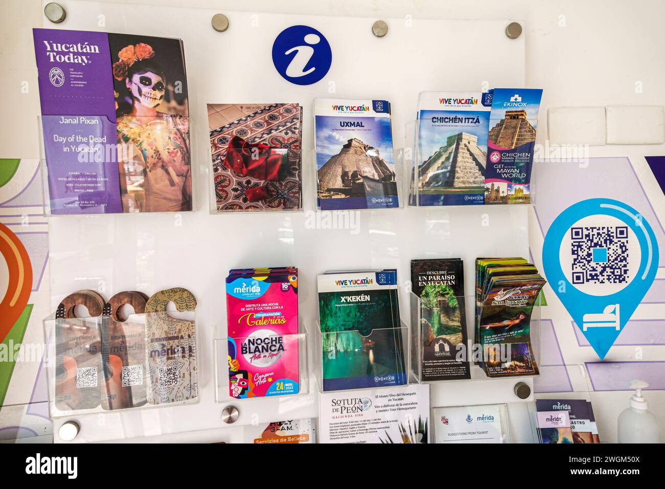 Merida Mexique,Zona Paseo Montejo Centro,centre d'information touristique des visiteurs, brochures guides gratuits,intérieur intérieur intérieur,deux languettes 2 langua Banque D'Images