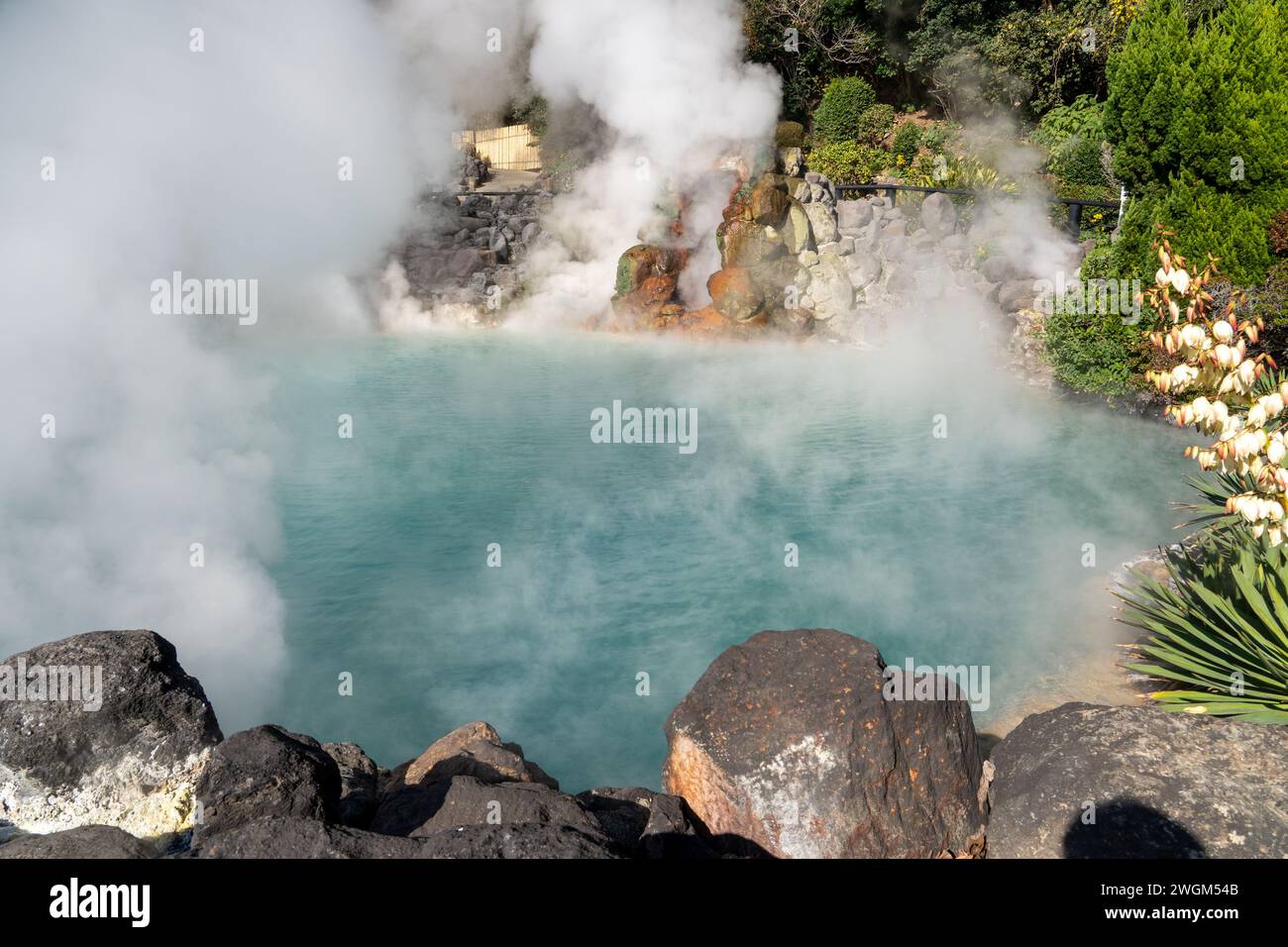 Un étang d'eau bleue bouillante à Umi Jigoku à Beppu, au Japon Banque D'Images