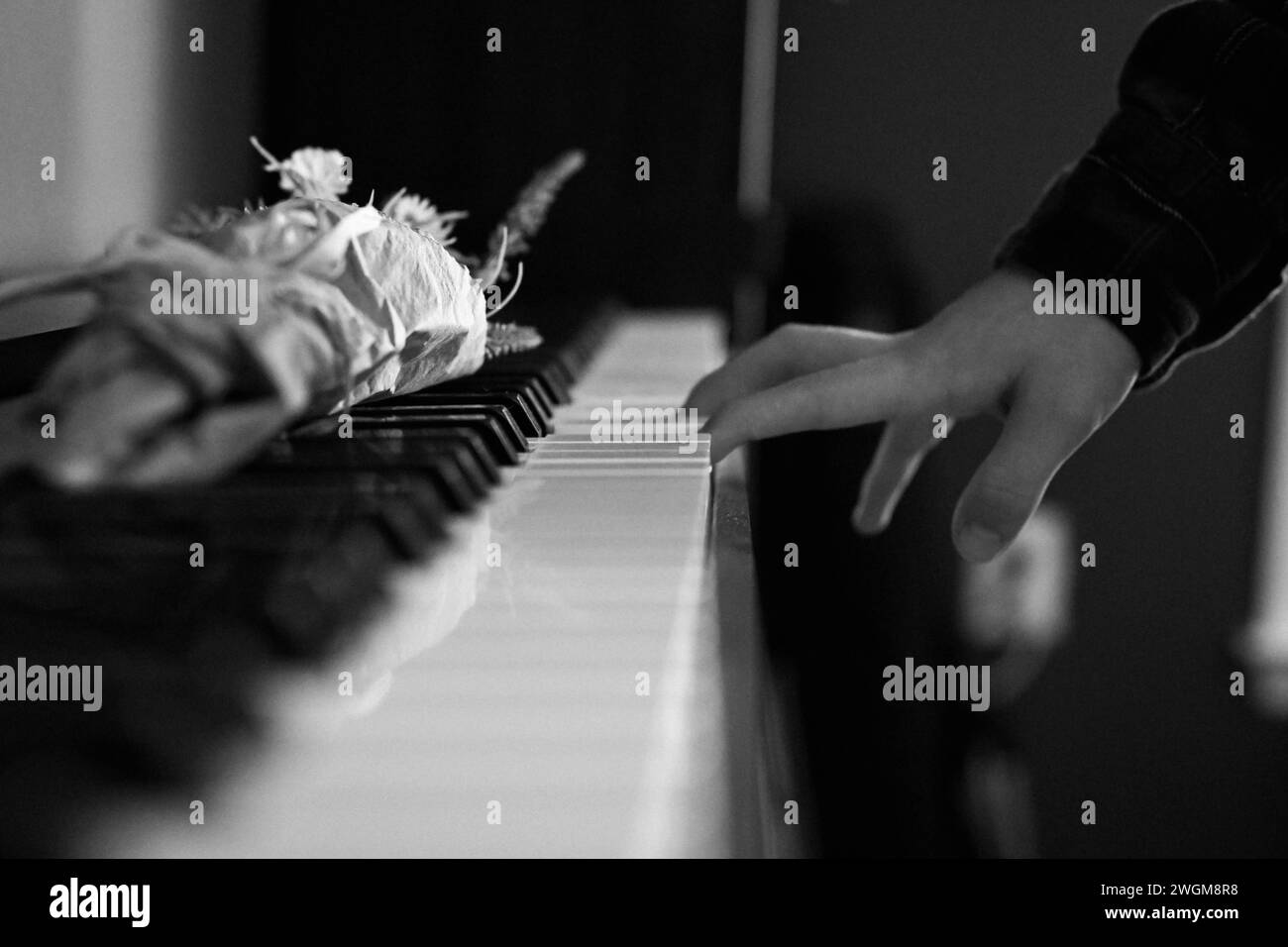 Jeune garçon pratiquant le piano noir et blanc Banque D'Images