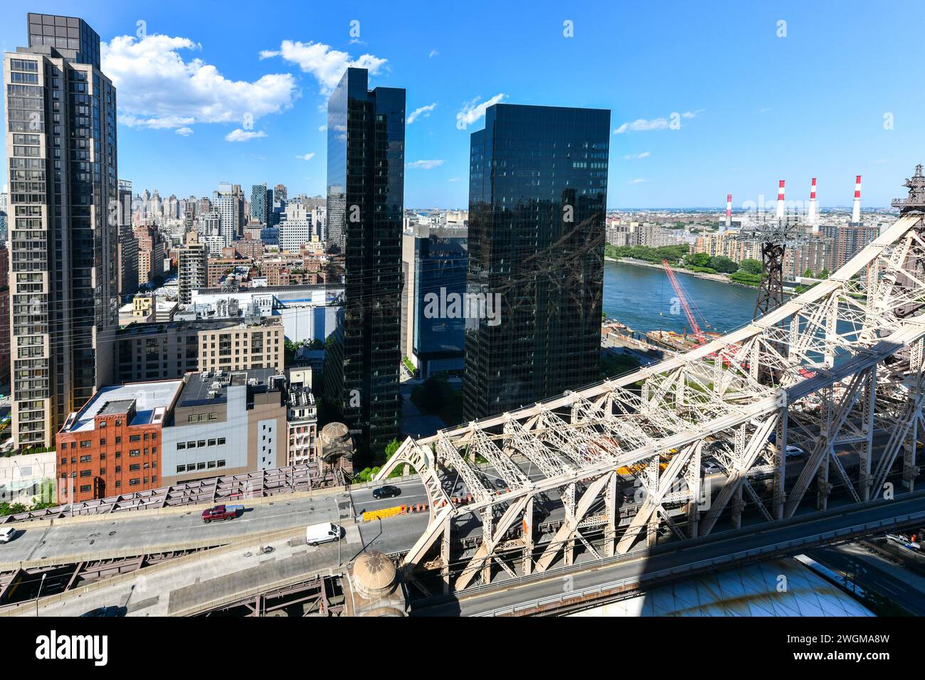 Vue sur le paysage urbain de Midtown East à Manhattan, en regardant vers le nord le long du pont de la 59e rue et du tramway de Roosevelt Island. Banque D'Images