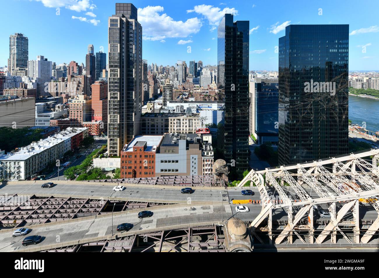Vue sur le paysage urbain de Midtown East à Manhattan, en regardant vers le nord le long du pont de la 59e rue et du tramway de Roosevelt Island. Banque D'Images