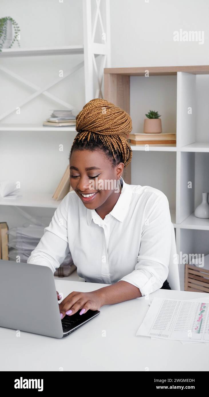 Ordinateur portable freelance travail en ligne femme réussie Banque D'Images