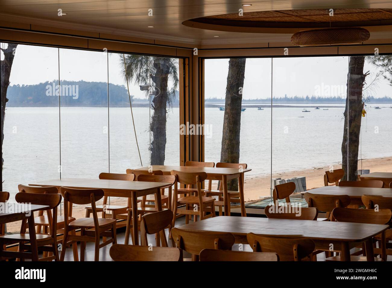 Gros plan des tables et chaises en bois dans le restaurant de la station balnéaire Banque D'Images