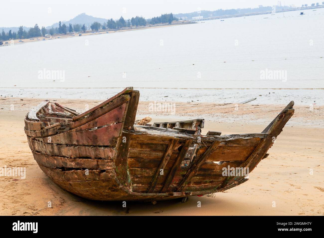 Gros plan du bateau en bois abandonné sur la plage au bord de la mer Banque D'Images