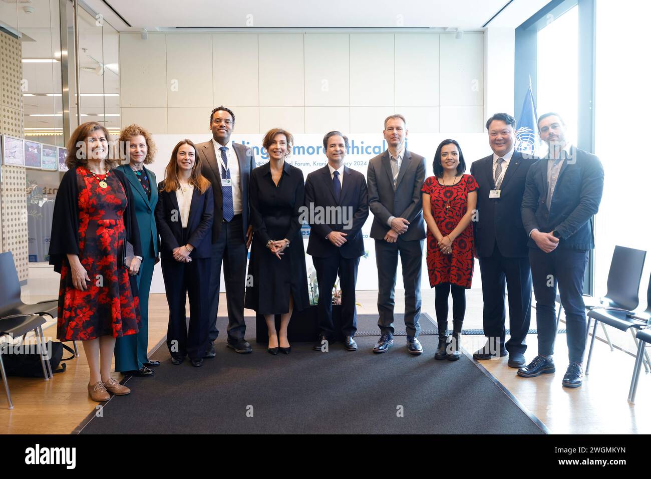 Les représentants des sociétés technologiques GSMA, INNIT, Lenovo Group, LG ai Research, Mastercard, Microsoft, Salesforce et Telefonica posent pour une photo avec Audrey Azoulay (au centre), Directrice générale de l’UNESCO, et Gabriela Ramos (à gauche), sous-Directrice générale pour les sciences sociales et humaines de l’UNESCO, lors de la signature d’un accord pour construire une IA plus éthique lors du 2ème Forum mondial sur l’éthique de l’intelligence artificielle à Kranj. Le forum sous le patronage de l’UNESCO est intitulé changer le paysage de la gouvernance de l’IA et se tiendra au Centre des congrès de Brdo jusqu’au 6 février. Banque D'Images