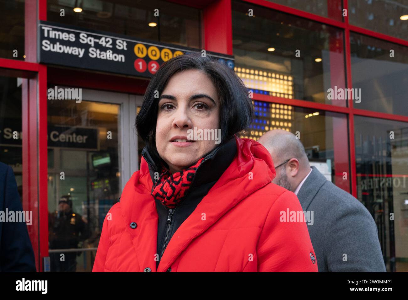 La députée Nicole Malliotakis assiste à une conférence de presse bipartite devant la station de métro Times Square-42nd Street à New York le 5 février 2024 Banque D'Images