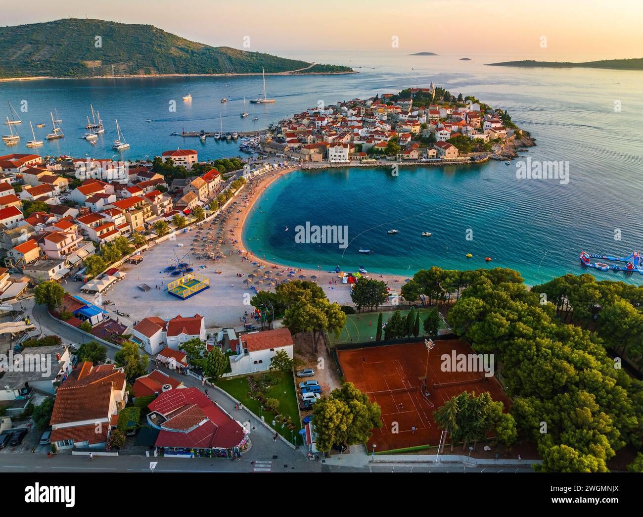 Primosten, Croatie - vue aérienne de la péninsule de Primosten avec plage publique, courts de tennis, équipements George's Church et la vieille ville par un après-midi d'été ensoleillé Banque D'Images