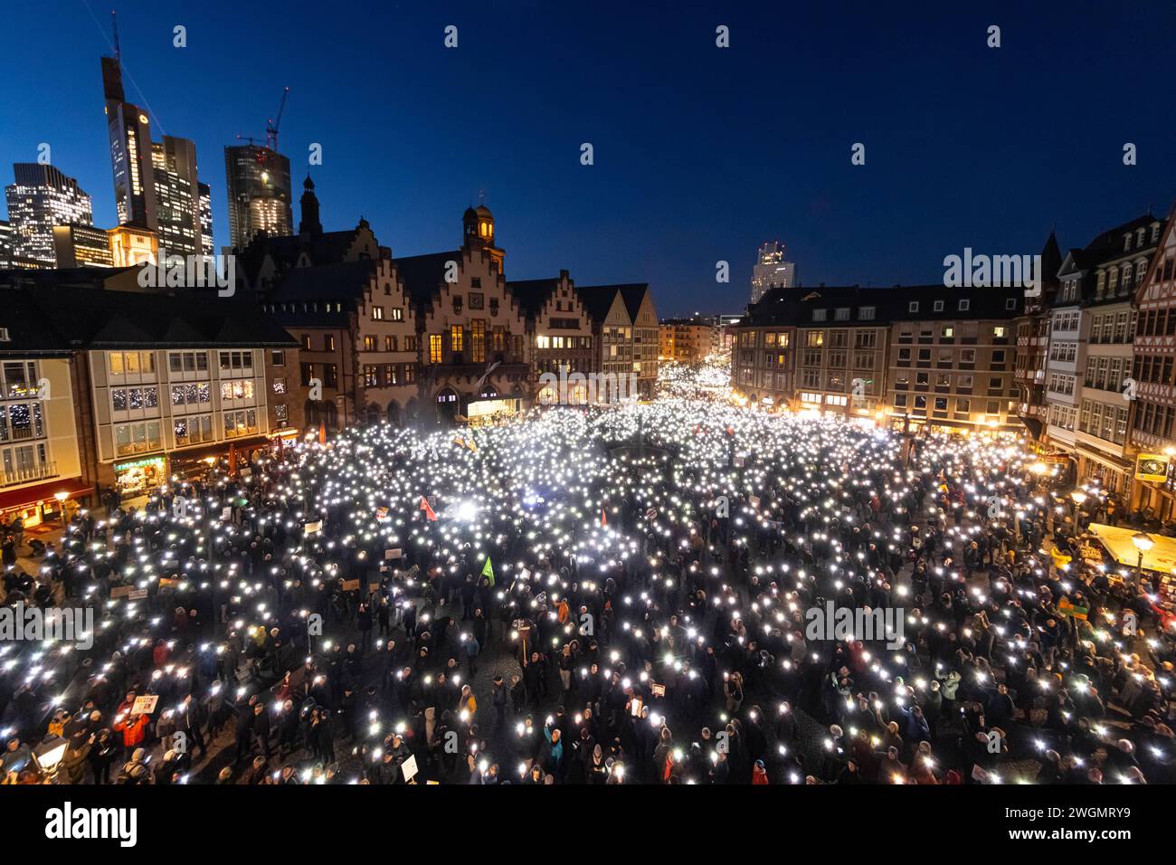 Démonstration Frankfurt steht auf für Demokratie Rund 20,000 Menschen haben sich am 05.02.2024 in Frankfurt am main auf dem Römerberg versammelt, um unter dem motto Frankfurt steht auf für Demokratie zu demonstrieren. Francfort-sur-le-main Römerberg Hessen Deutschland *** manifestation Francfort défend la démocratie environ 20 000 personnes se sont rassemblées sur le Römerberg de Francfort-sur-le-main le 05 02 2024 pour manifester sous la devise Francfort défend la démocratie Francfort-sur-le-main Römerberg Hesse Allemagne 2024-02-05_FFM_demo-fuer-demokratie_12 Banque D'Images