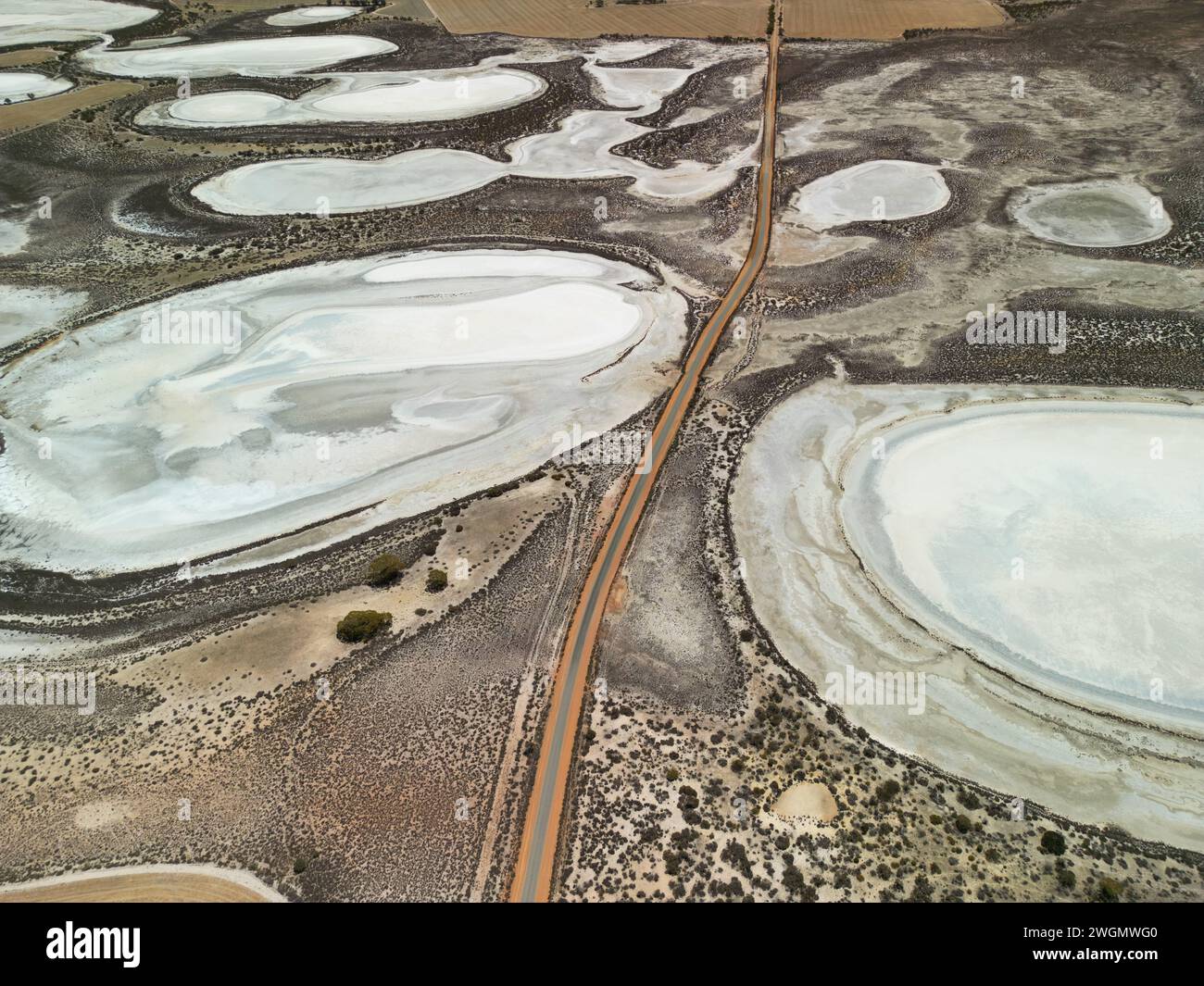 Vue aérienne d'une route traversant des lacs salés secs dans les collines de Wongan, en Australie occidentale Banque D'Images