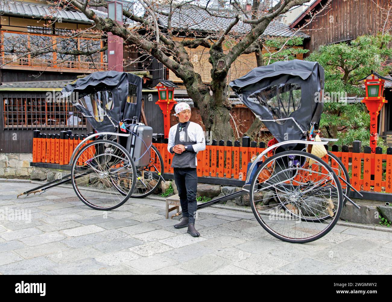 Un rickshaw ou un jinrickshaw avec chauffeur à Gion, Kyoto, Japon Banque D'Images