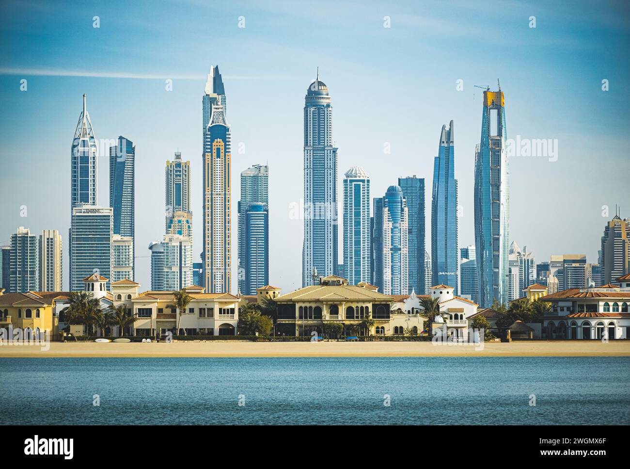 Promenade dans la Marina de luxe de Dubaï avec des gratte-ciel modernes à Dubaï, Émirats arabes Unis. Paysage urbain de Jumeirah. Vue sur les gratte-ciel de Dubaï au lever du soleil, Banque D'Images