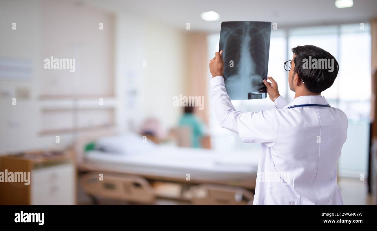 Médecin examinant les radiographies thoraciques à l'hôpital. Concept santé et médecine Banque D'Images