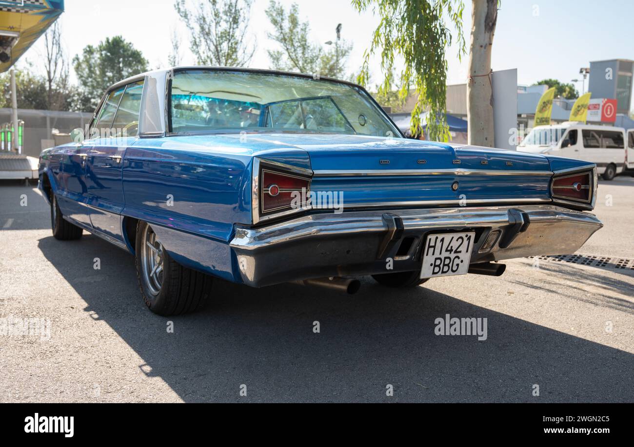 Vue arrière de l'immense voiture américaine classique bleue Dodge Polara. Banque D'Images